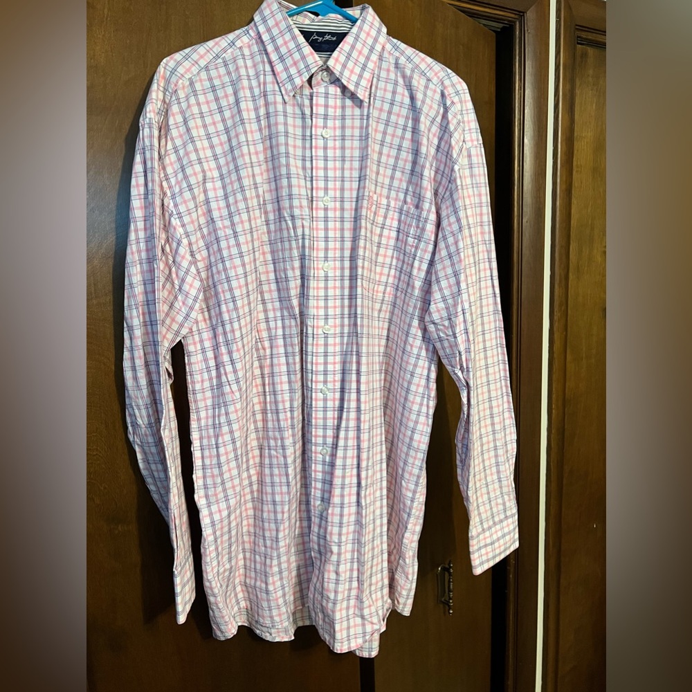 Like new condition, pink plaid button down. Wrangler brand